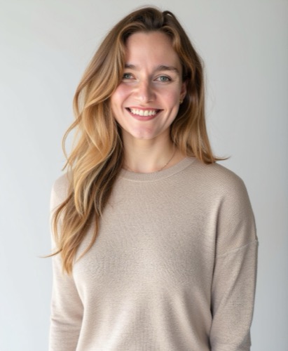 Eli Hitz portrait, beige sweater